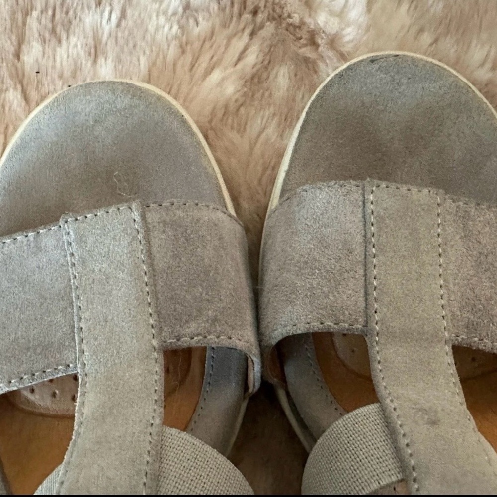 Soft Brand Women’s Gray Neutral Suede Strappy Block Heel Sandals 8.5 M - Picture 9 of 9